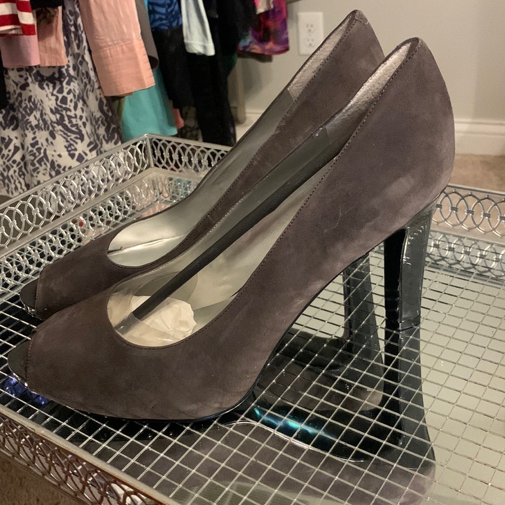 BNWOT Bandolino dark grey sauce peep toe pumps size 10